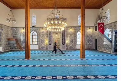 Belediye ekiplerinden Cami temizliği