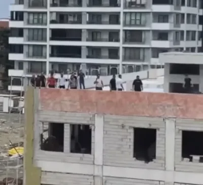 İskenderun’da işçiler çatıya çıktı