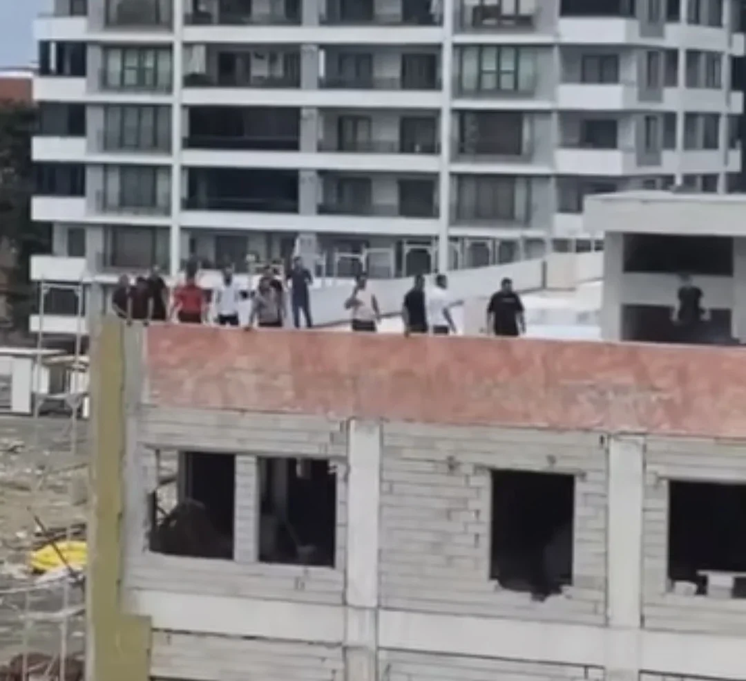 İskenderun’da işçiler çatıya çıktı
