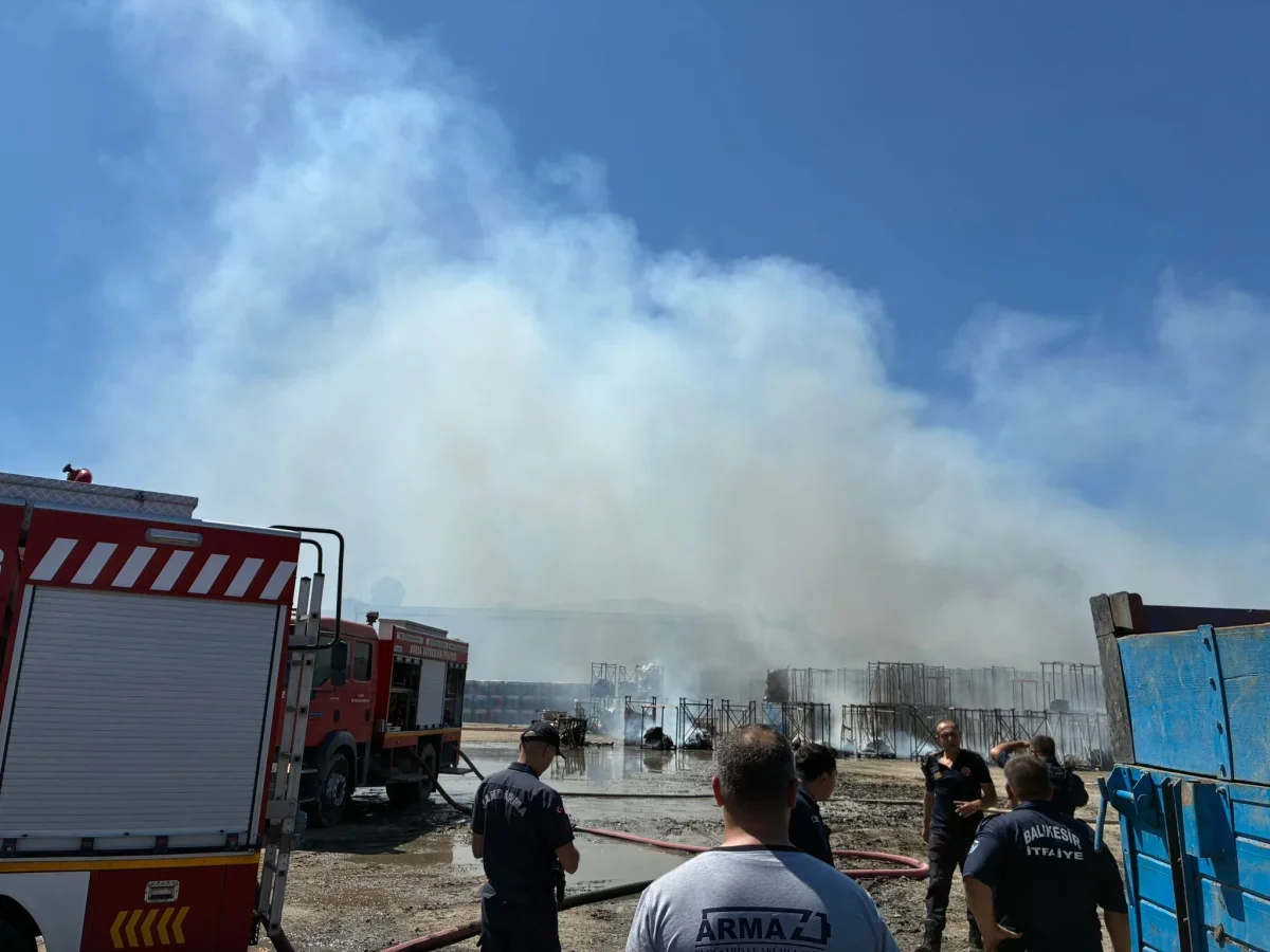Mustafakemalpaşa’da Fabrika Bahçesinde Yangın