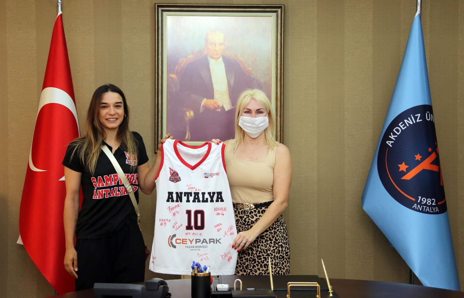 07 Kadın Basketbol Takımı Rektör Prof. Dr. Özlenen Özkan’la bir araya geldi