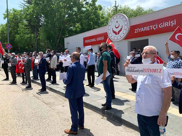 15 Temmuz gazileri ve şehit yakınları, Bakanlık önünde toplanarak eylem yaptı