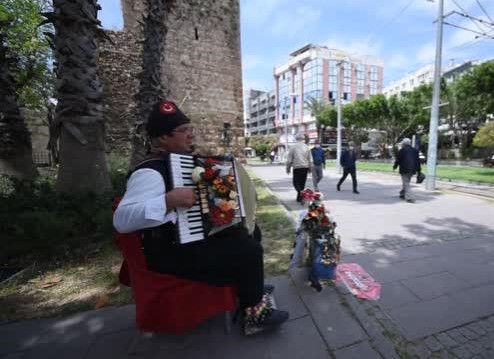 15 yıldır akordeonuyla sokak müzisyenliği yaparak kentin simge isimlerinden biri oldu.