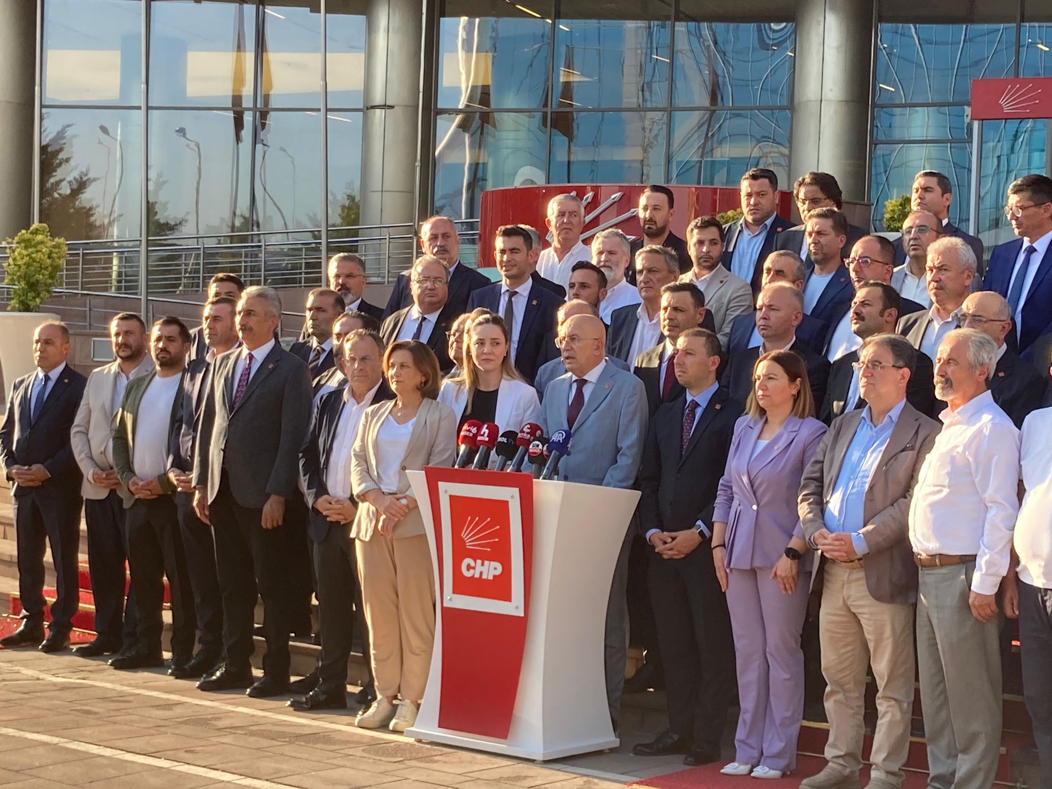 CHP'den Sert Mesaj: “Cumhuriyet ve Halkın Partisi Teslim Alınamaz!”