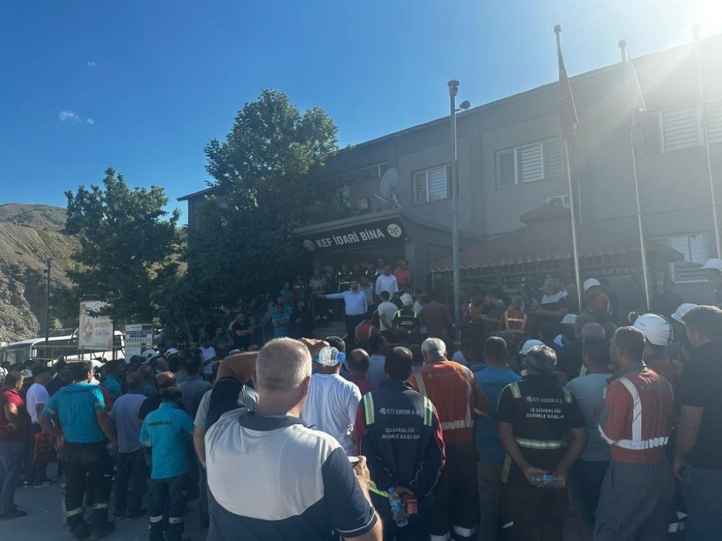 Elazığ’da Kamu İşçilerinden Siyah Tabutlu Zam Protestosu: “Geçim Değil, Yaşam Mücadelesi Veriyoruz”