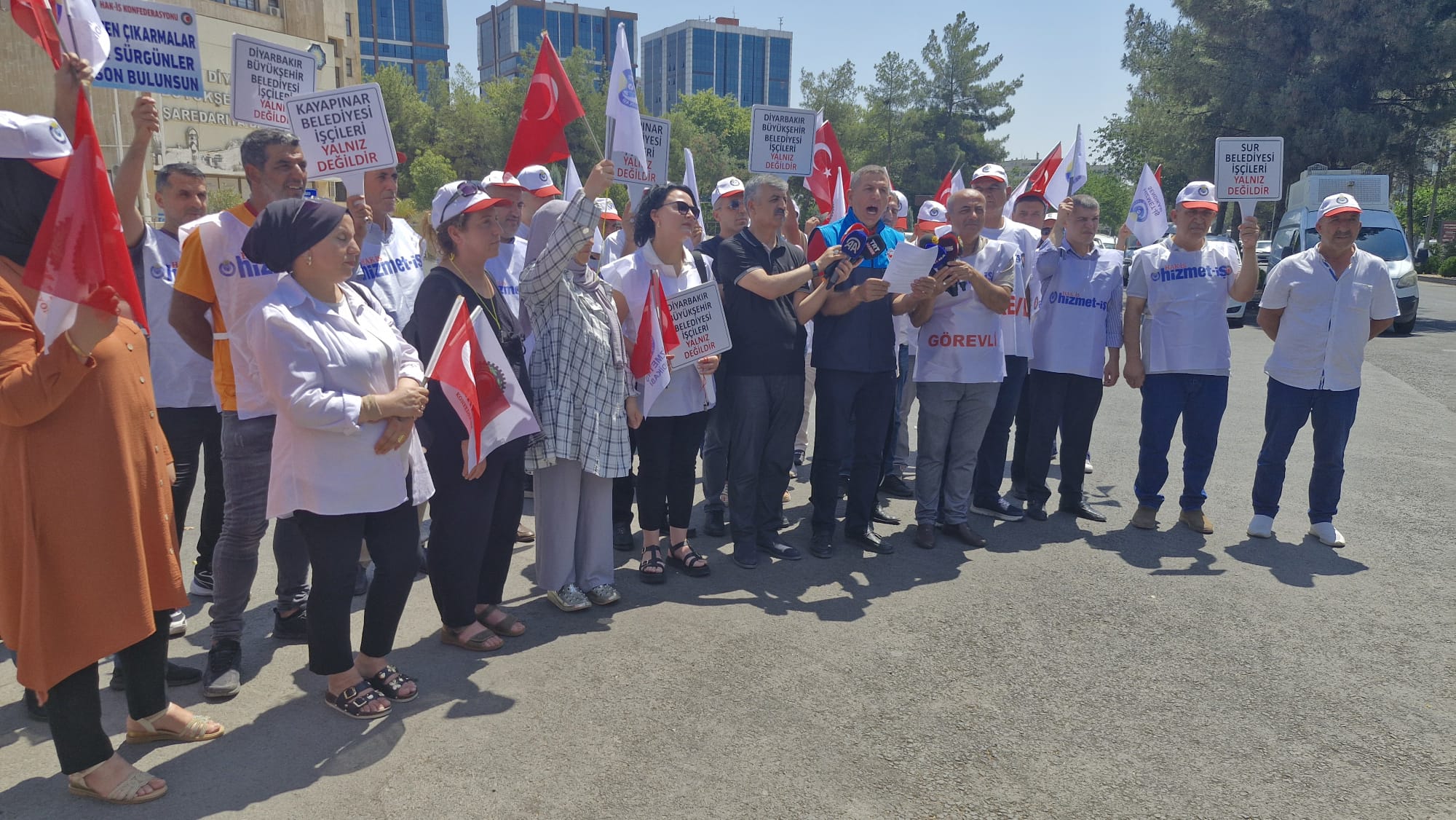 DEM PARTİLİ BELEDİYELERİN İŞTEN ÇIKARDIĞI EMEKÇİLER BELEDİYEYE YÜRÜDÜ