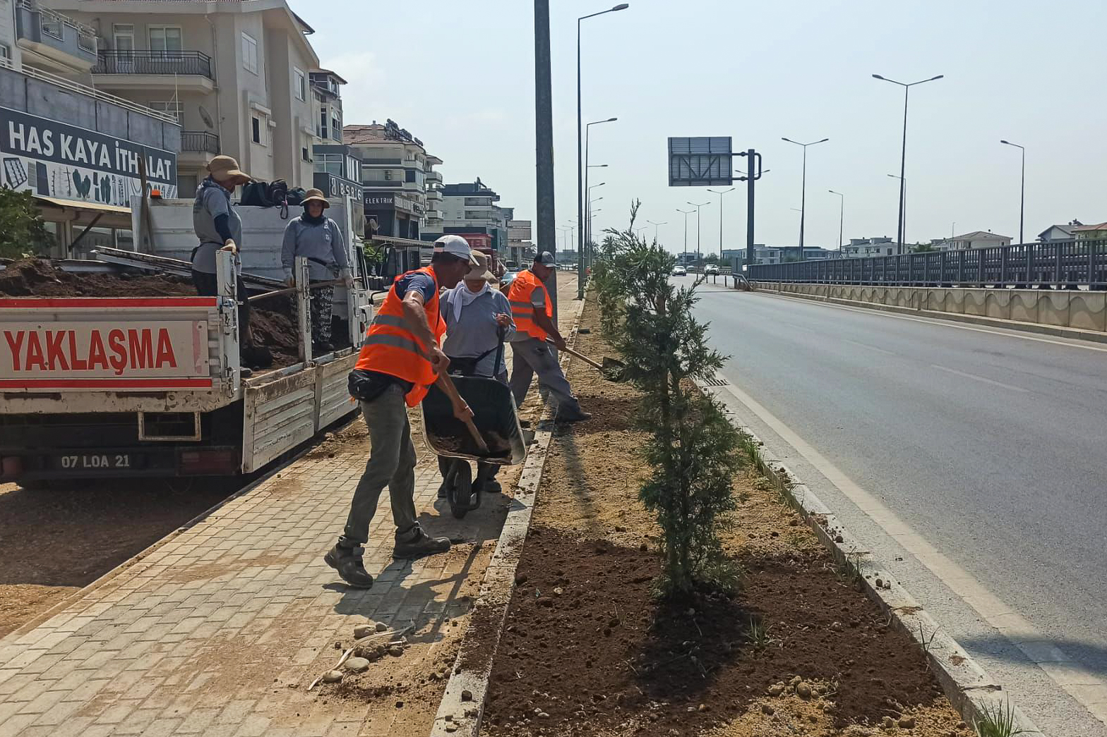 MANAVGAT BELEDİYESİ’NDEN DOĞA DOSTU REFÜJ DÜZENLEMESİ VE SULAMA PROJESİ