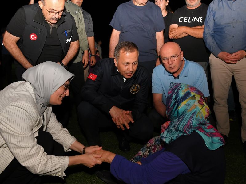 Bakanımız Sn. Ali Yerlikaya: ''Balıkesir Sındırgıda Deprem Sonrası AFAD, Jandarma, Emniyet, UMKE ve Tüm İlgili Kurumlarımız Sahada Görevinin Başında''