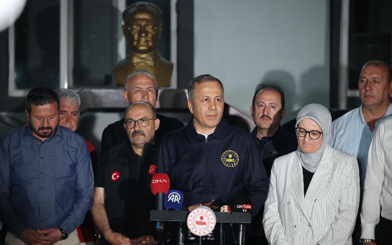 İçişleri Bakanımız Sayın Ali Yerlikaya Sındırgı’da Meydana Gelen Deprem Sonrası Açıklamalarda Bulundu