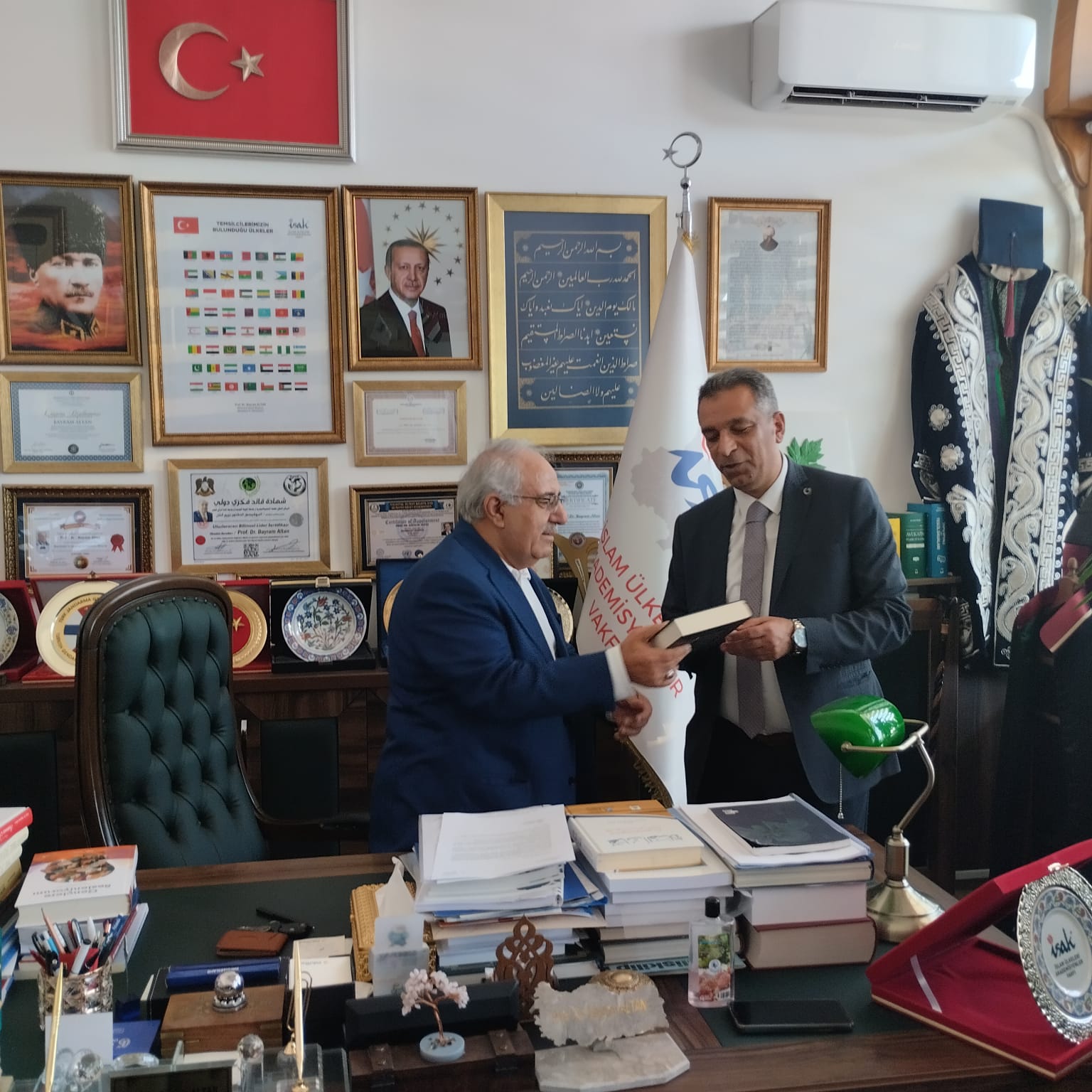 İdareci ve Bürokratlar Birliği Başkanı Yücel Can’a İSAK Vakfı’ndan plaket takdimi ve ortak proje müjdesi