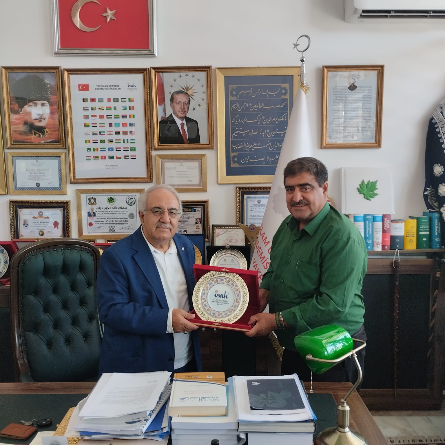 İdareci ve Bürokratlar Birliği Başkanı Yücel Can’a İSAK Vakfı’ndan plaket takdimi ve ortak proje müjdesi