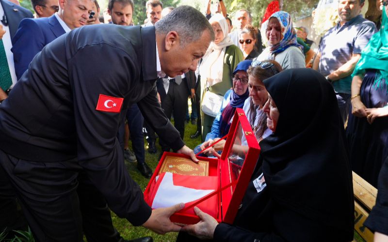 Bakanımız Sayın Yerlikaya, İzmir’deki Saldırıda Şehit Olan 1. Sınıf Emniyet Müdürü Muhsin Aydemir ve Polis Memuru Hasan Akın’ın Cenazesine Katıldı