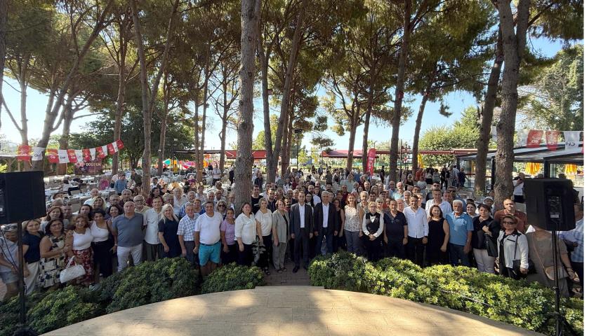 Antalya Muratpaşa Belediye Başkanı Ümit Uysal, partisinin pazar günü gerçekleştireceği Muratpaşa ilçe kongresi öncesi delegeler ve mahalle temsilcileriyle bir araya geldi.