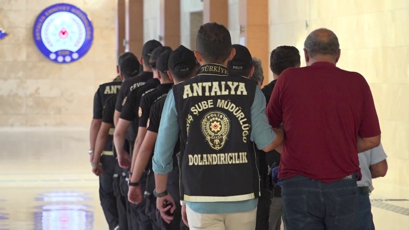 Antalya'da Dublör Kullanarak Sahte Vekaletle Gayrimenkul Satışına Teşebbüs Eden 10 Şüpheli Yakalandı