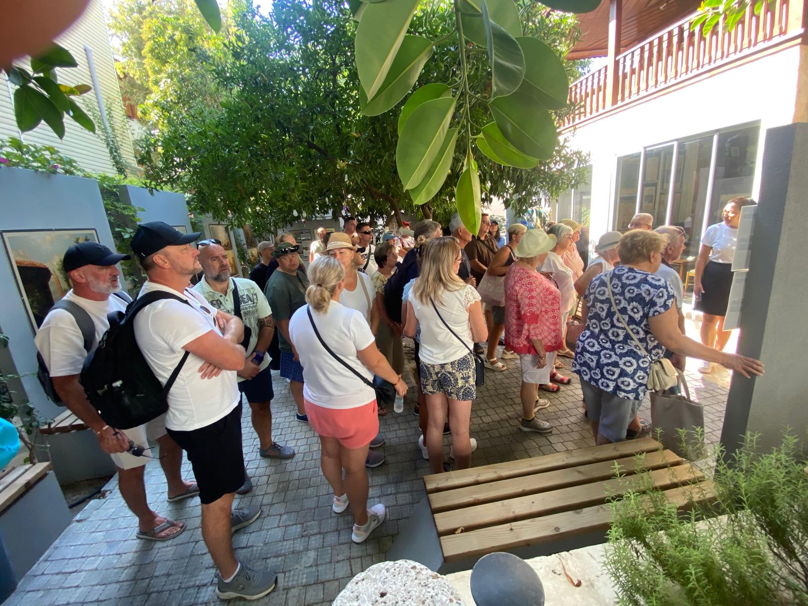 Kemer Belediyesi Kültür Evi, açıldığı günden bu yana ziyaretçi ziyaret akınına uğruyor