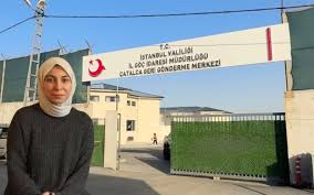 Geri gönderme merkezlerini haberleştiren gazeteciye hapis istemi