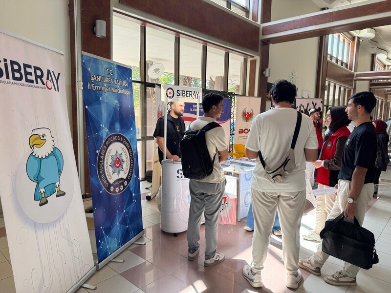 Şanlıurfa İl Emniyet Müdürlüğü Ekiplerince Teknoloji Bağımlılığına Karşı 3.200 Öğrenciyle Siber Güvenlikte Farkındalık Eğitimi Verildi