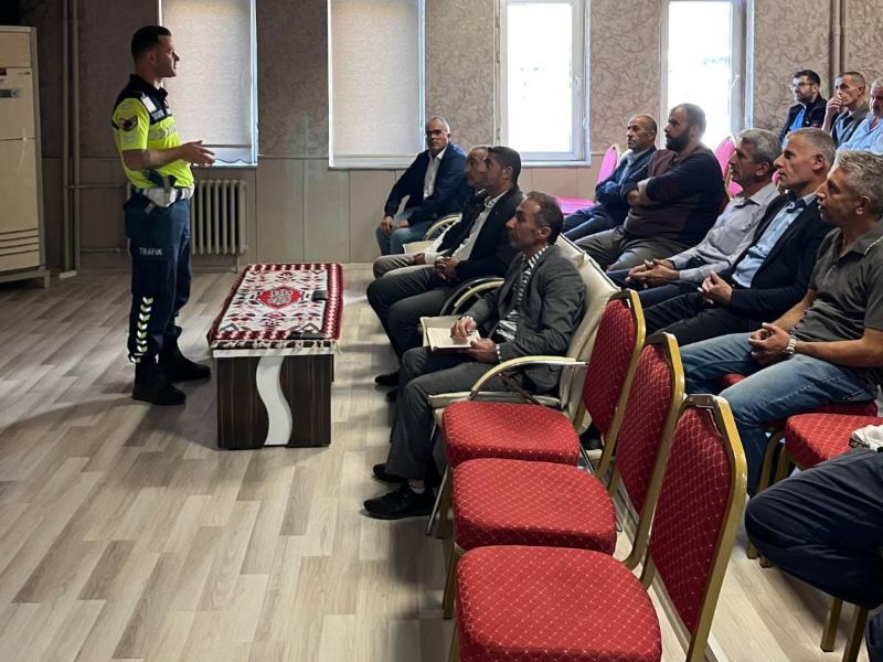 Hakkari'de Servis Şoförlerine Trafik Eğitimi; Hız, Emniyet Kemeri ve Kurallar Anlatıldı