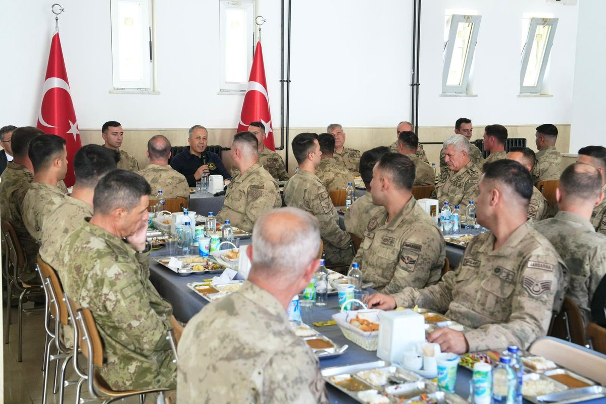 Bakanımız Sayın Yerlikaya Hakkari Yüksekova’da Hudut Hattında Görev Yapan Kahramanlarımızla Bir Araya Geldi