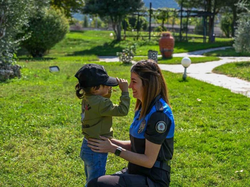 Çocukların Yüzünü Güldüren Polis Kalpleri Isıttı