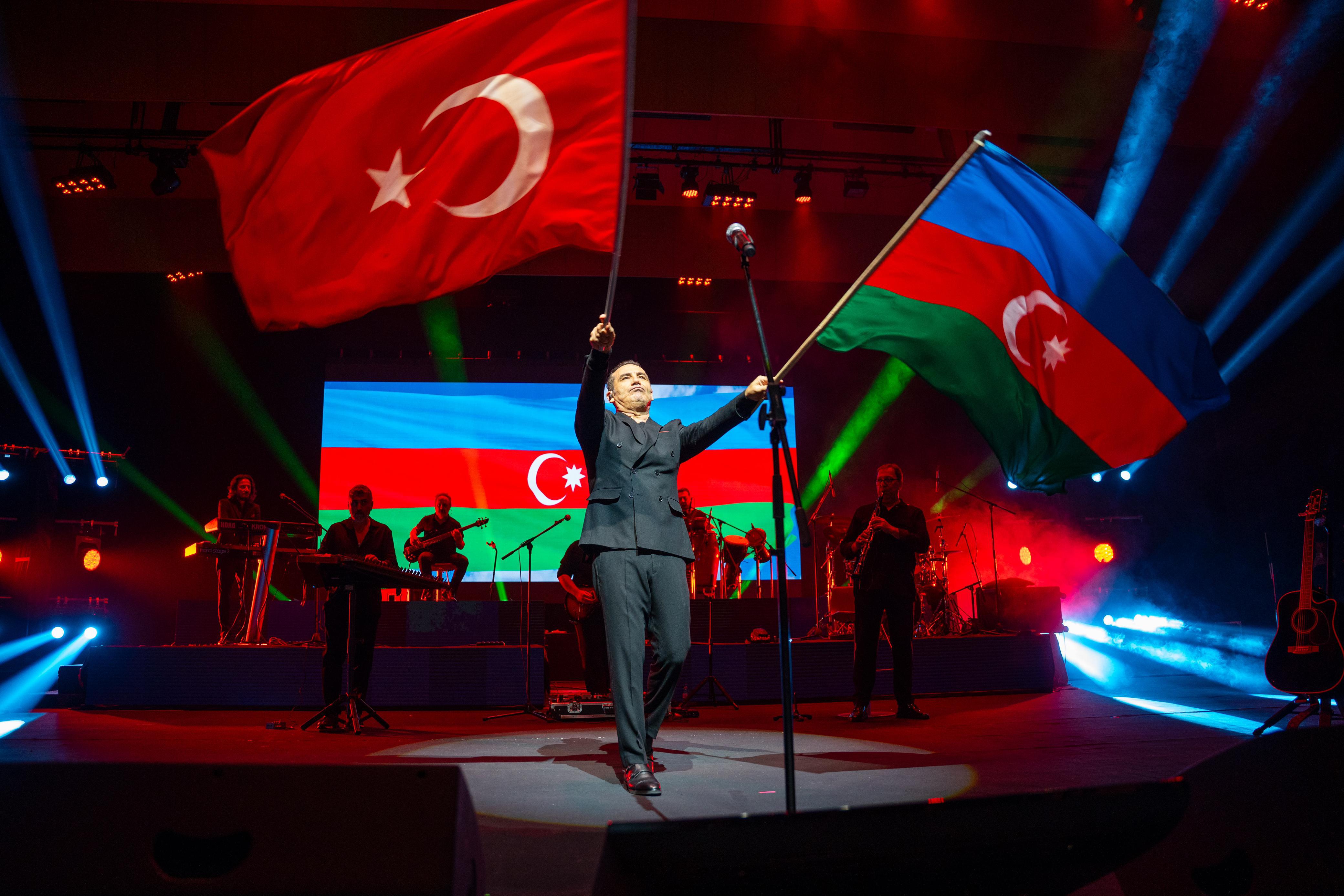 Eyyub Hüseynzade organizatörlüğünde muhteşem Ferhat Göçer gecesi
