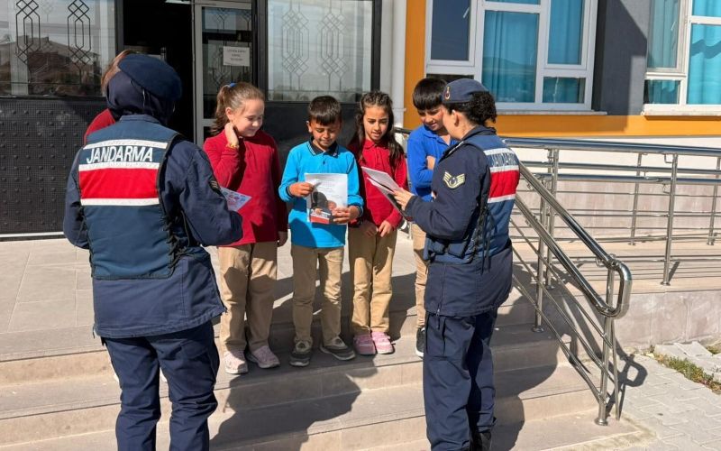 Jandarma Kadınlara KADES Uygulamasını Tanıttı