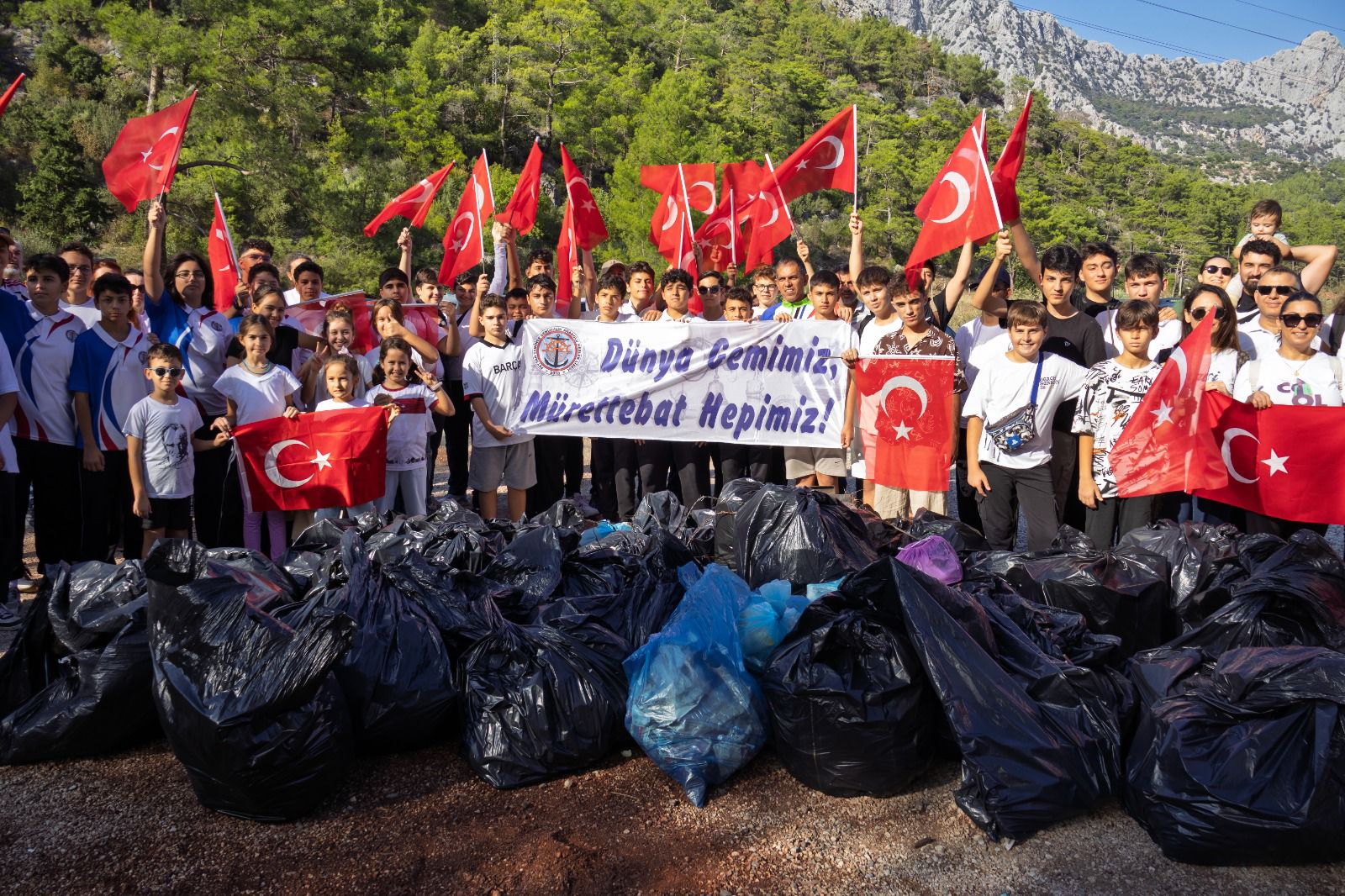 Gençlerden Anlamlı Adım: Gökdere’de Hem Çöp Topladılar Hem Bayramı Coşkuyla Yaşadılar