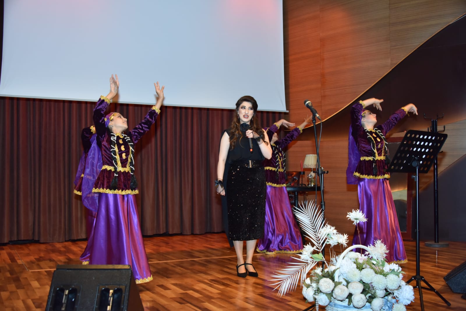 Hanım Paşazade’den “Duyguların Paletinden – Renkli Mısralara” adlı sergi-konser