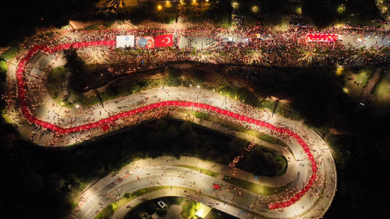 On binlerce Antalyalı Cumhuriyet için yürüdü