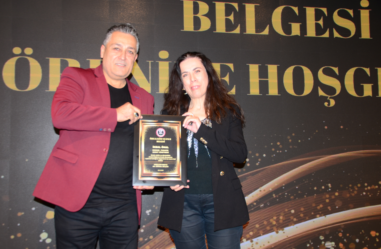 Ressam, Tasarımcı ve Sanat Yönetmeni İkbal Önal’a Özel Kalite ve Onur Belgesi Takdim Edildi