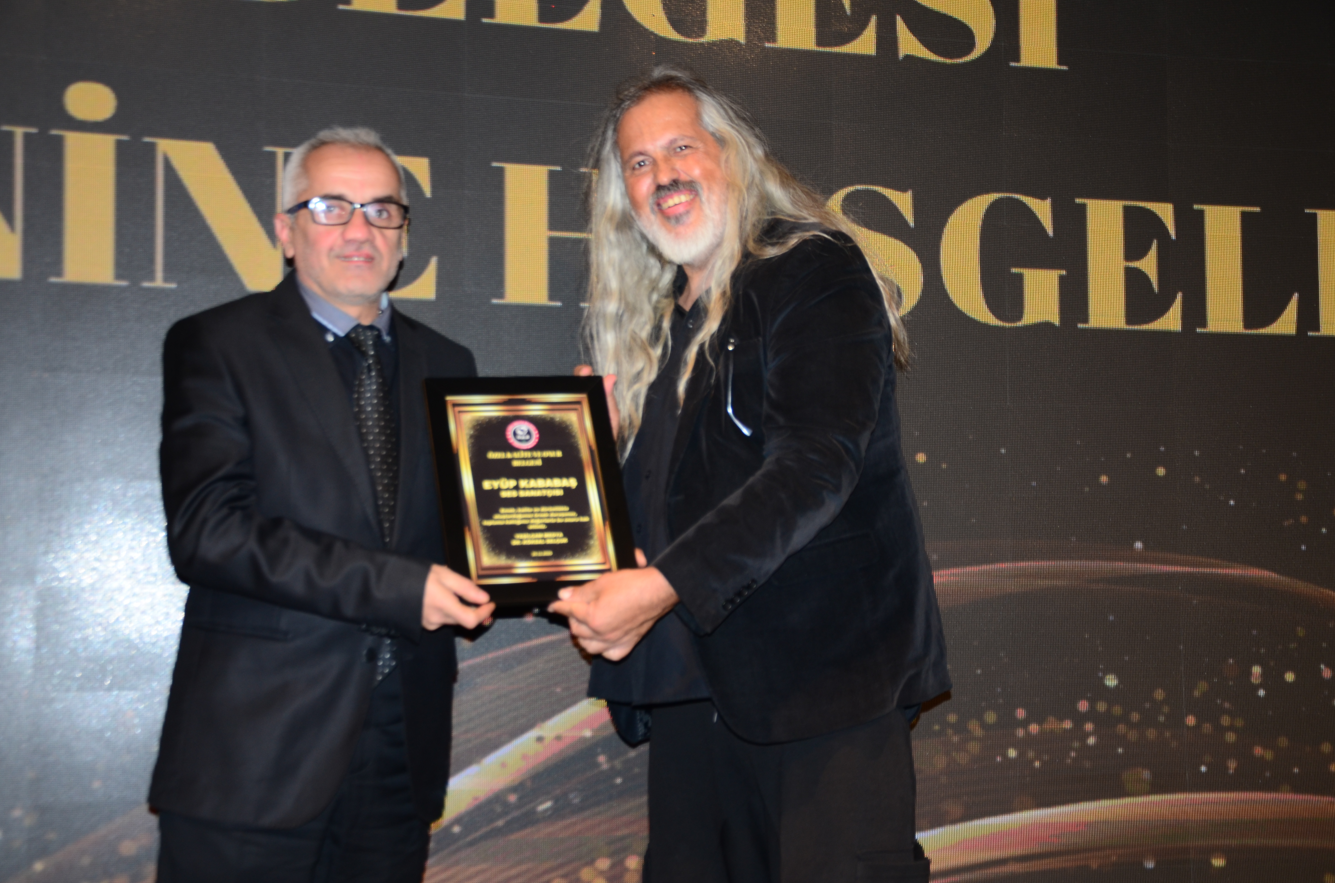 Ses Sanatçısı Eyüp Kababaş’a Özel Kalite ve Onur Belgesi Takdim Edildi