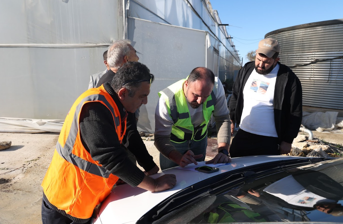 Büyükşehir Belediyesi seraları zarar gören çiftçinin yanında