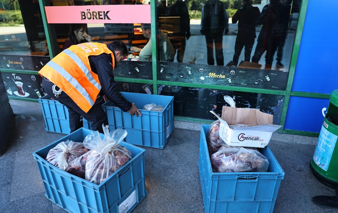 Antalya otogarında 270 kilo uygunsuz taşınan et bulundu
