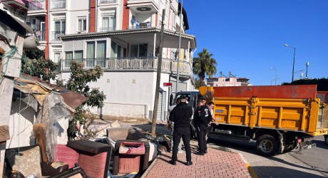 Kepez Belediyesi’nden çöp ev temizliği: 2 kamyon atık toplandı