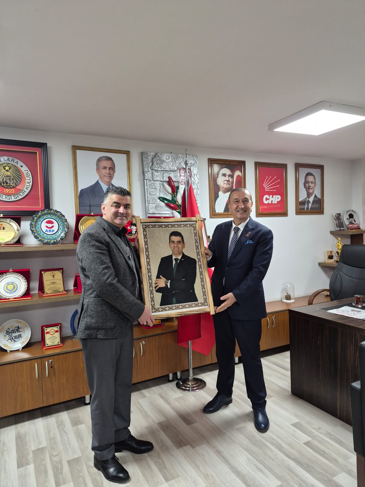 ABP Genel Başkanı Bedri Yalçın’dan Servet Akman’a Anlamlı Tablo Takdimi