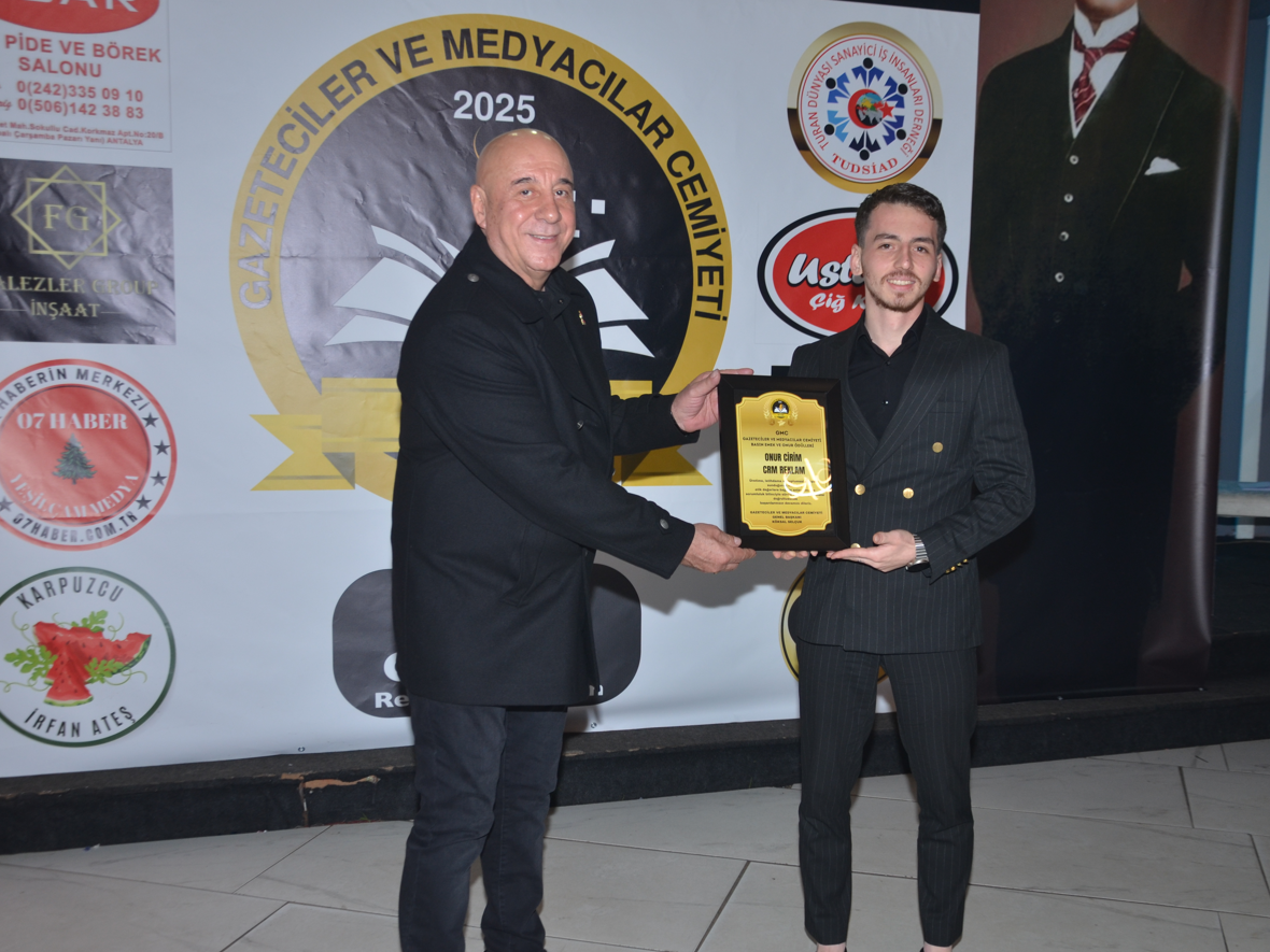 Basın Emek ve Onur Ödülleri’nde Onur Reklam’a teşekkür plaketi