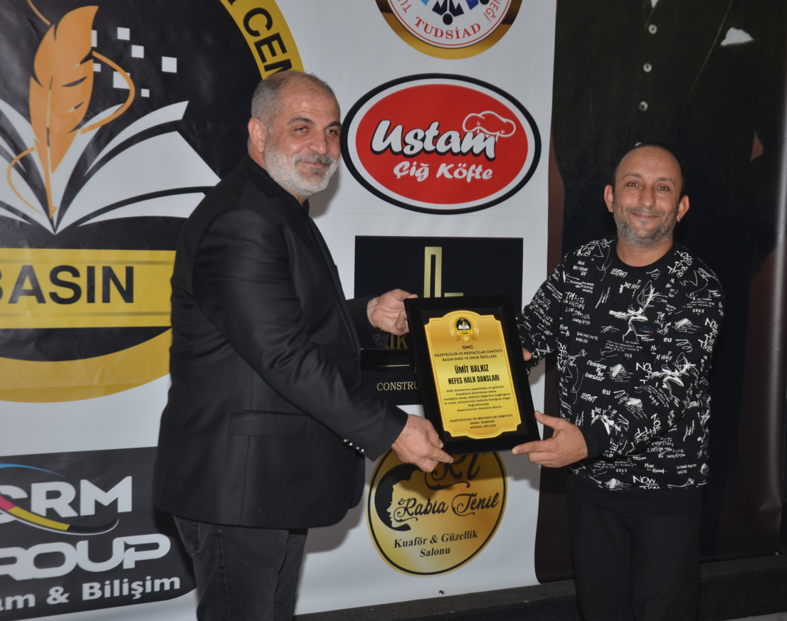 GMC’den Basın Emek ve Onur Ödülleri’ne kültürel katkı sunan Nefes Halk Dansları’na plaket