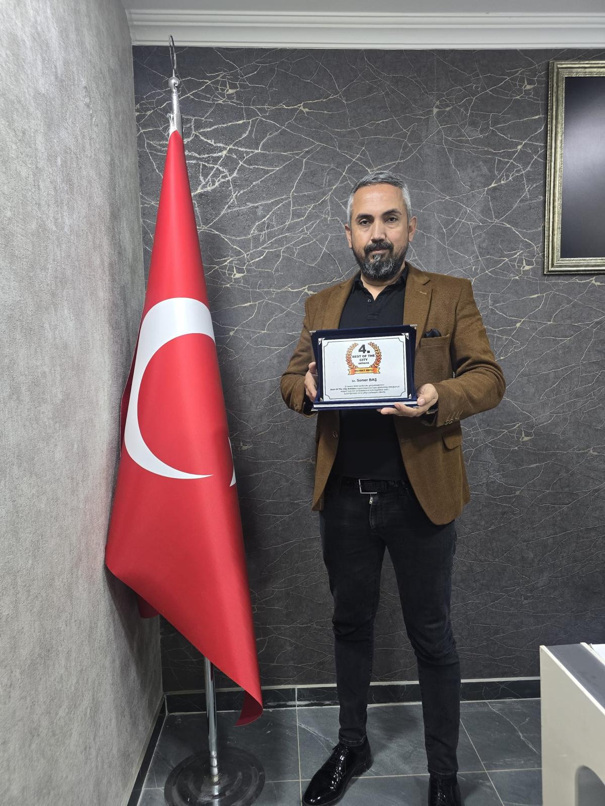 SONER BAŞ ÖDÜLE DOYMUYOR! DÜRÜSTLÜĞÜ VE İNŞAATTAKİ BAŞARISIYLA ANTALYA’YA DEĞER KATMAYA DEVAM EDİYOR