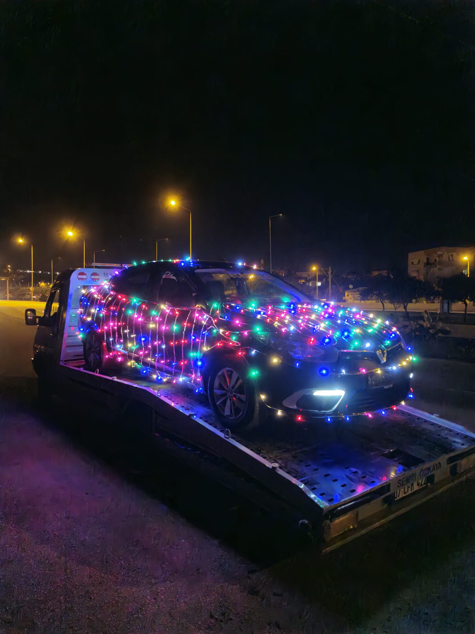 ANTALYA’DA RENKLİ GÖRÜNTÜLER: NOEL IŞIĞIYLA SÜSLÜ ARAÇ YOĞUN İLGİ GÖRDÜ