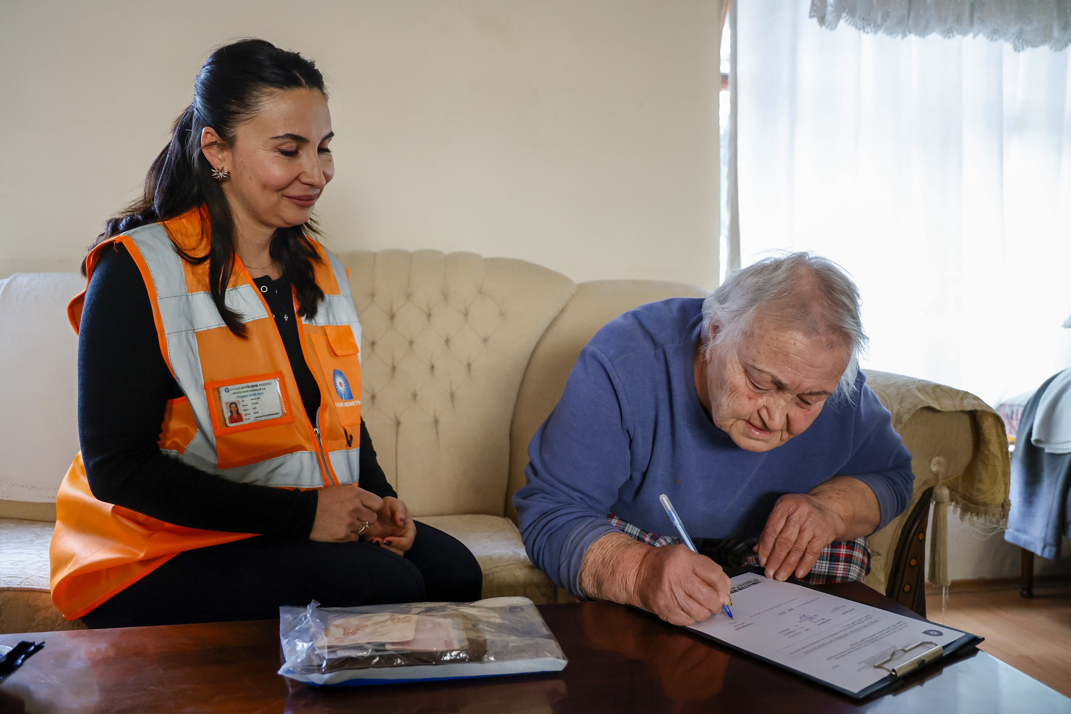 Otobüste unutulan cüzdan Büyükşehir ekiplerince sahibine teslim edildi