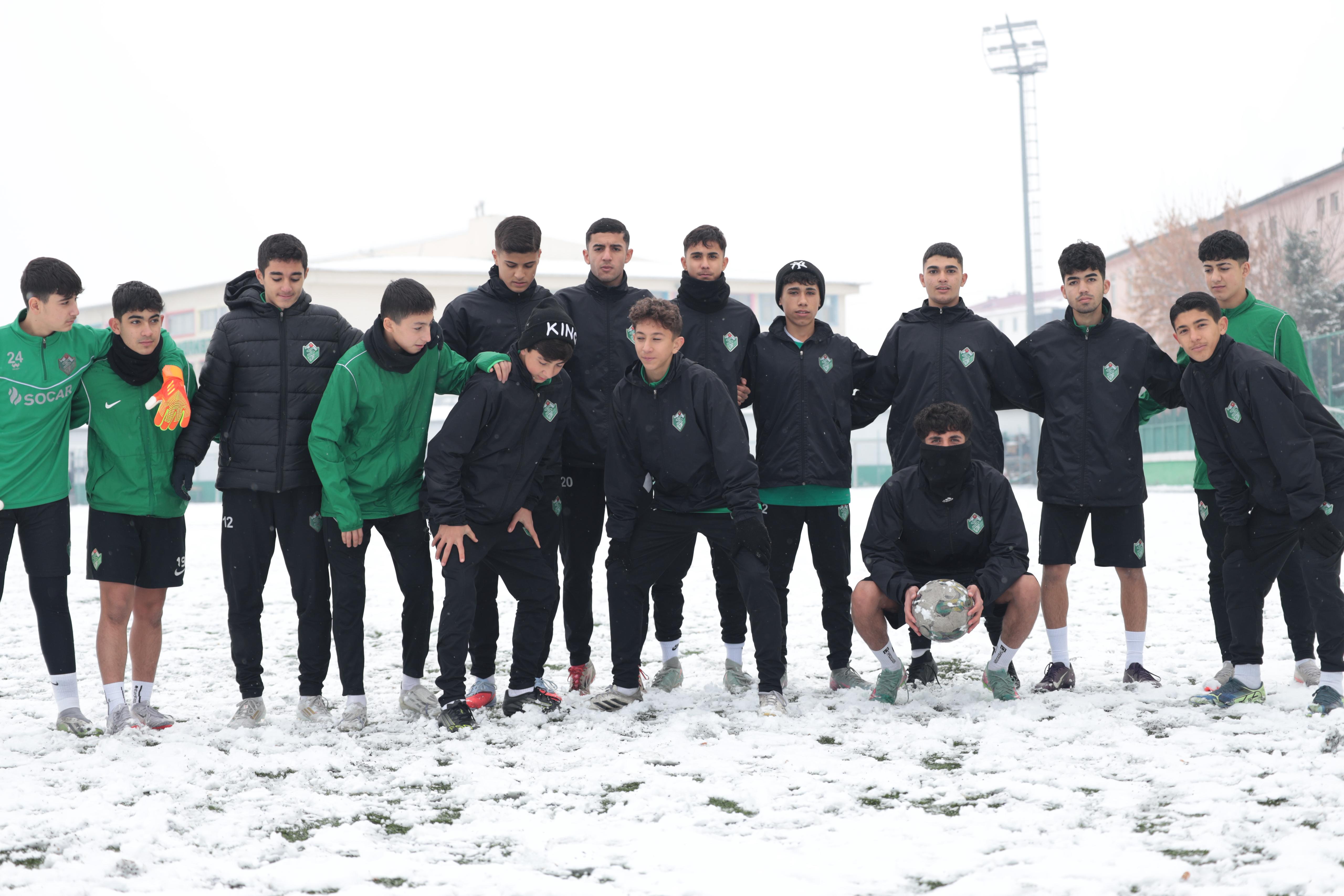 IĞDIRLI GENÇ FUTBOLCULARIN KARLA İMTİHANI 