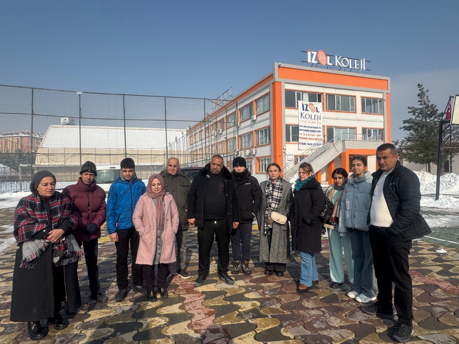 Eğitim Devam Ederken Okula “Satılık” ve “Kiralık” Tabelası Asıldı