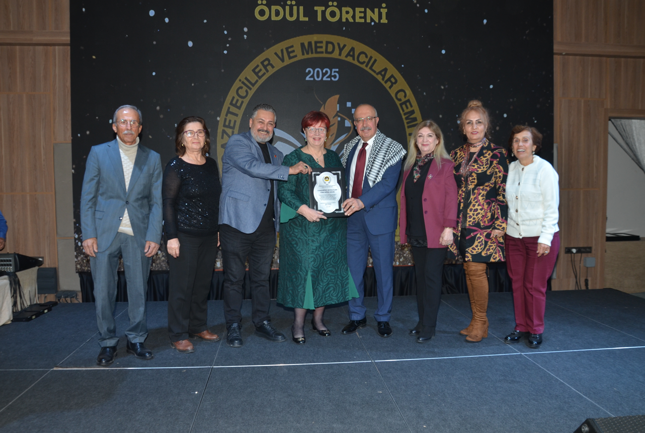 Cumhuriyet Sevdalıları Türk Müzik Grubu Ödülle Taçlandırıldı