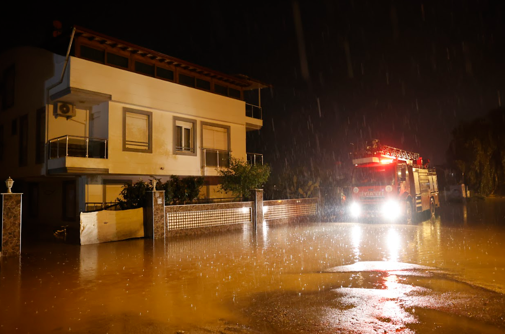 Büyükşehir ekipleri yağmur ve fırtınaya karşı seferber oldu