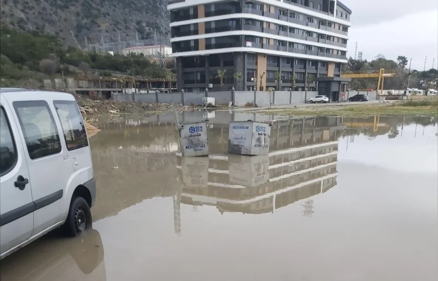 Antalya Konyaaltı Sarısu Mahallesi’nde altyapı tepkisi: “Her yağmurda yollar göle dönüyor