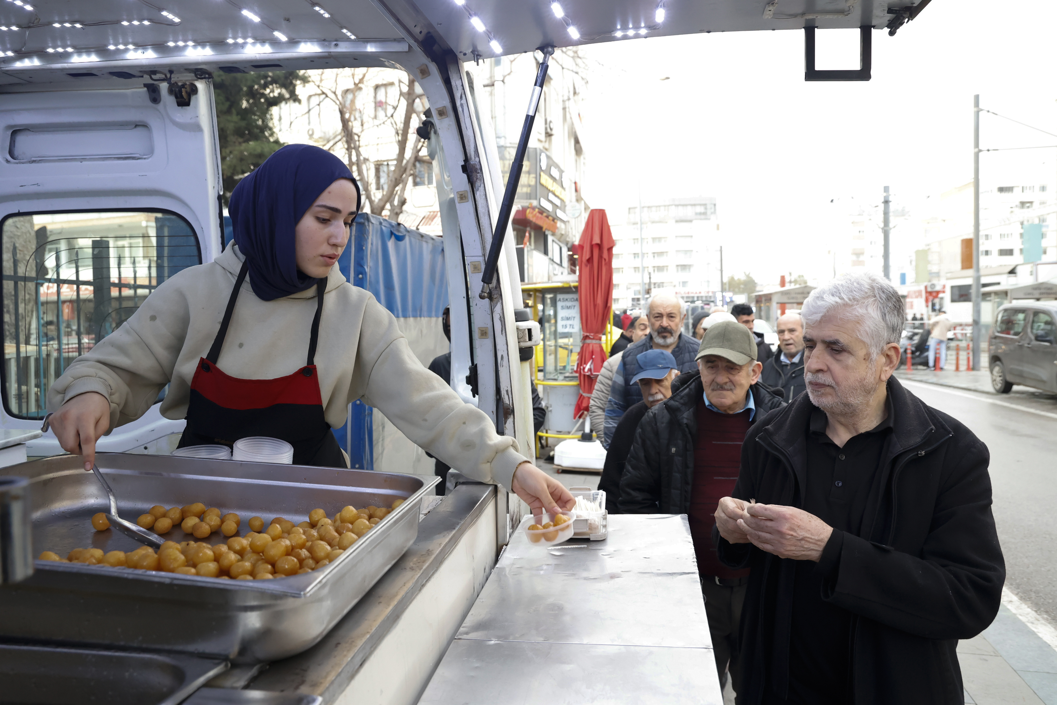 Büyükşehir’den Berat Kandili’nde lokma ve kandil simidi ikramı