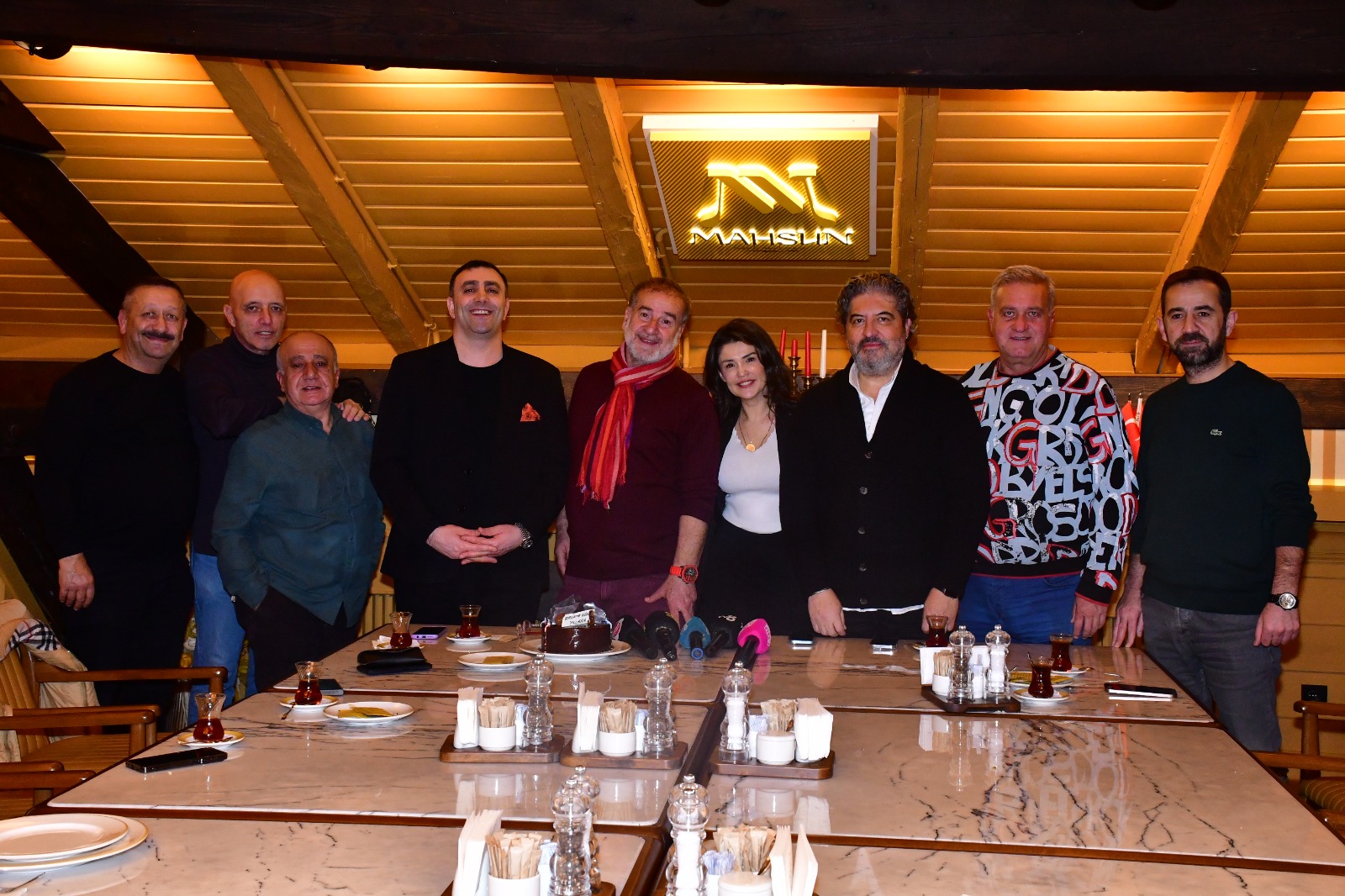 ESRA ÖZTÜRK'TEN SANAT VE DOSTLUKLA ÖRÜLÜ ÖZEL BULUŞMA