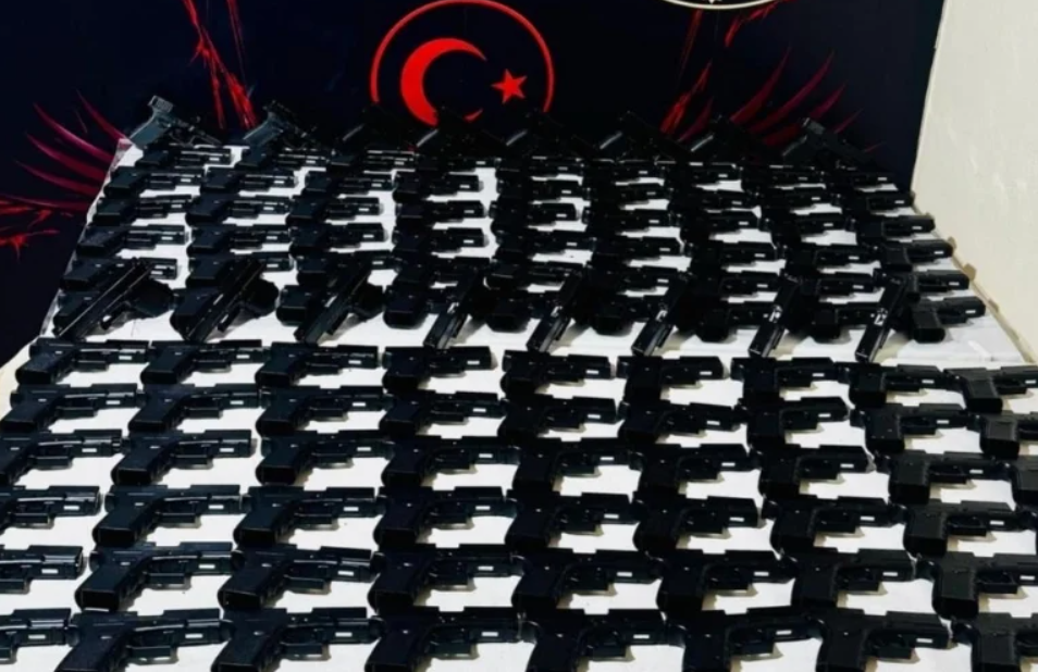 Güvercin kümesinden cephanelik çıktı: 124 tabanca ele geçirildi
