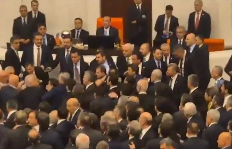 Meclis’te yeni bakanların yemin töreninde kavga çıktı