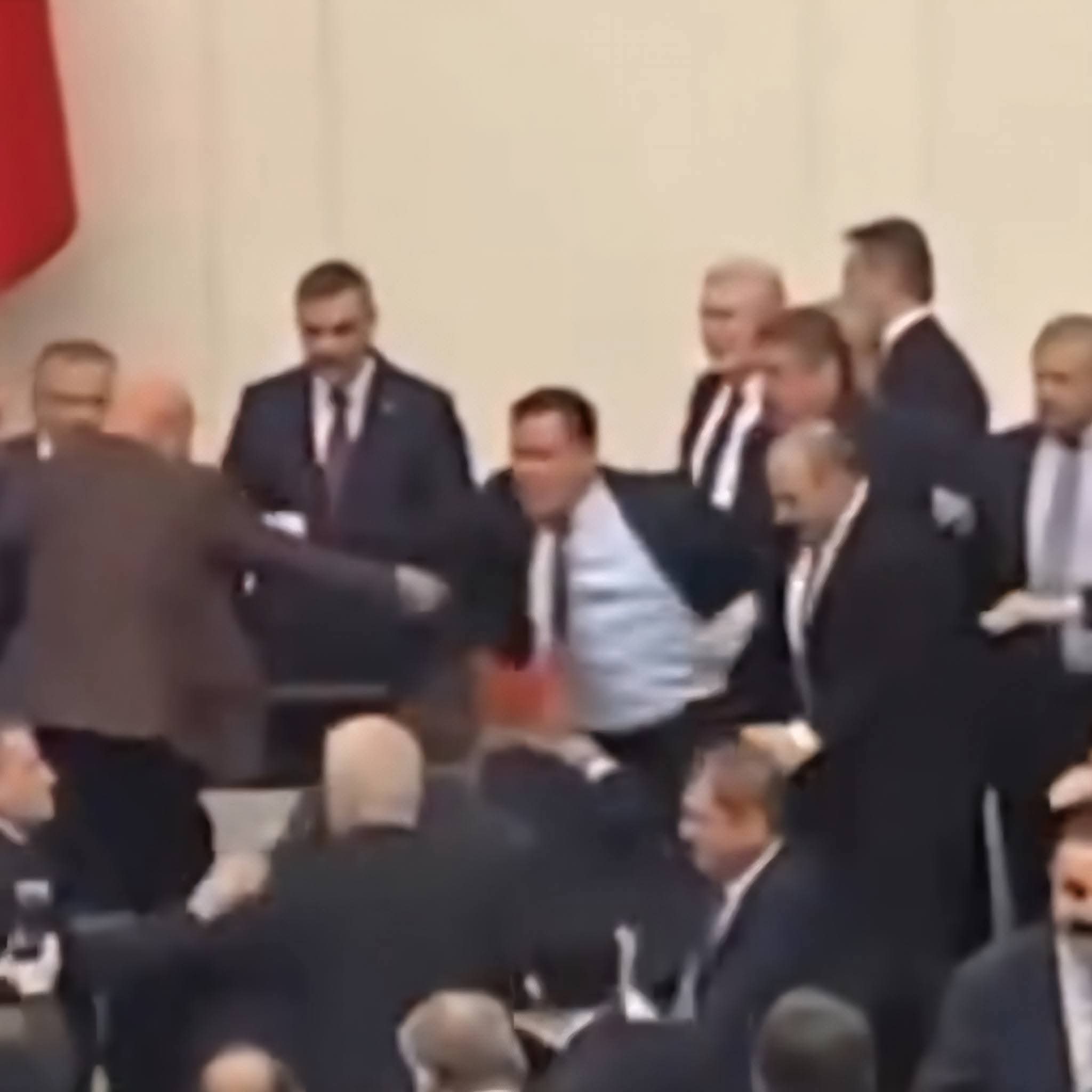 TBMM’DE YUMRUKLU GERİLİM… ANADOLU BİRLİĞİ PARTİSİ GENEL BAŞKANI’NDAN SERT MESAJ